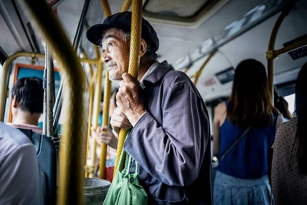 老年人坐公交需注意的5个安全隐患