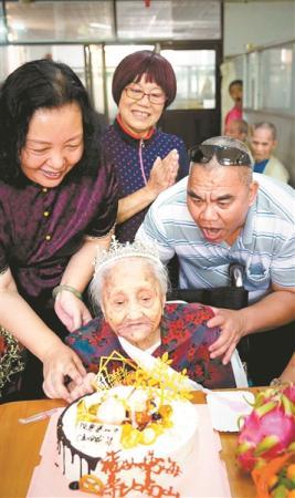 这位百岁老人在这家养老院免费吃住十年
