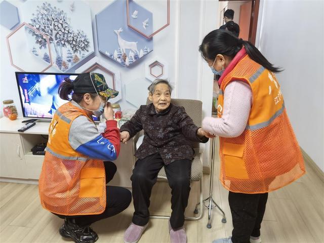 志愿者自发承担助老服务 武汉江汉里社区：居家养老有了“上门保姆”
