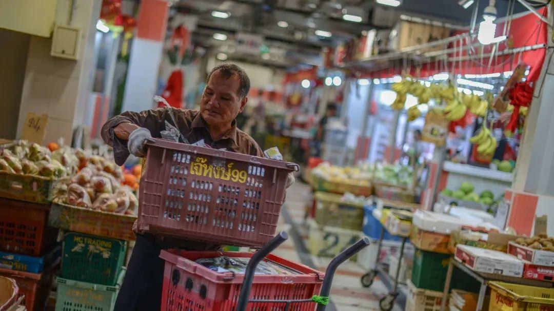 新加坡人靠啥养老:自己养自己,70岁也得端盘打工
