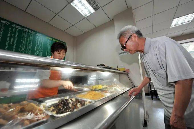 北京：实施基本养老服务对象就餐补贴制度