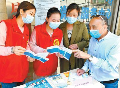 安庆社保工作人员积极开展2022年城乡居民养老保险政策宣讲进社区