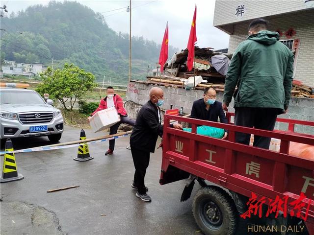 龙山县民政局：党员冒雨为敬老院送蔬菜
