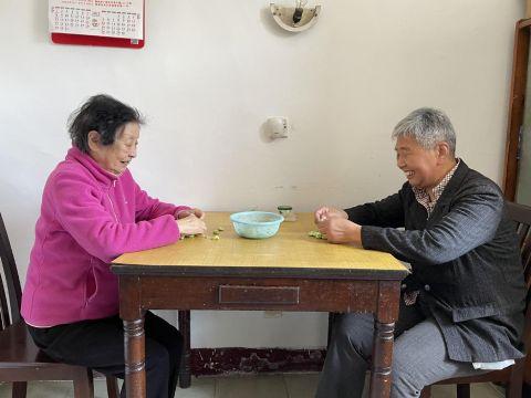 广陵：两位独居老人“搭伴养老”
