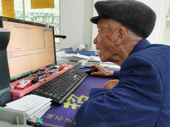 安徽铜陵：92岁老翁考驾照 梦想自驾游祖国河山