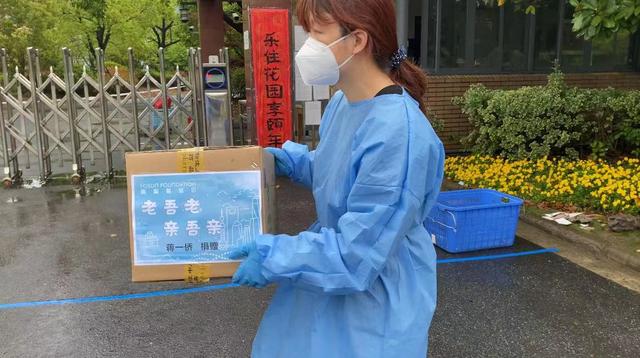 上海抗疫口述实录｜配药志愿者周挺：23张医保卡，10家养老机构，我给“老小孩”们送药