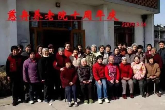 上海230人帮50位老人买楼，抱团养老20年后，结局扎心：全部搬走