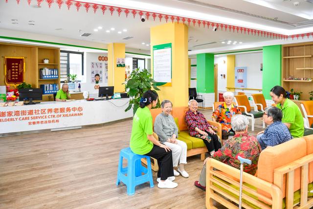 手机点单、先服务后付费 养老更方便 九龙坡在重庆率先建成15分钟居家养老服务智慧生活圈
