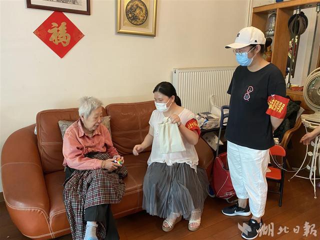武汉：社区走访高龄老人，精准发放津贴