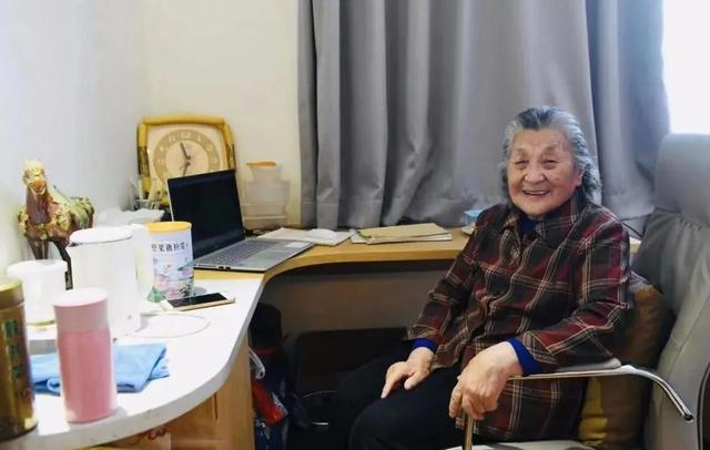 西安90岁老人，不和子女住不去养老院，非要在酒店养老，为什么？