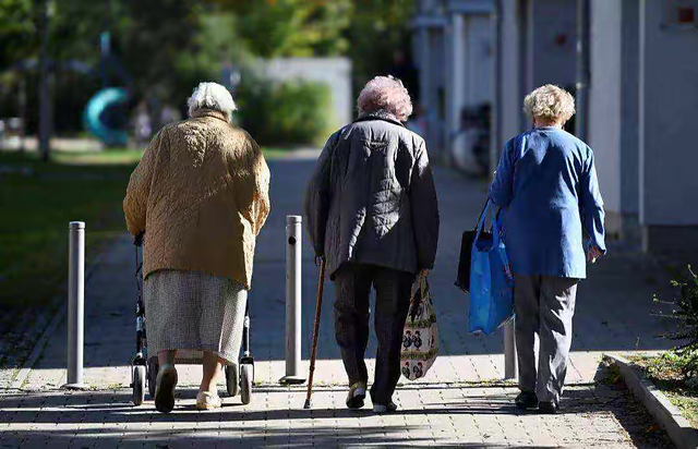 2022年养老金连涨，很多老人却为此愁眉苦脸！这是为什么？
