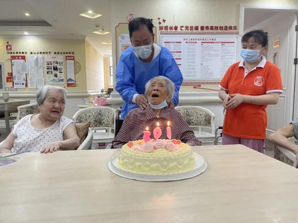 上海养老院恢复探视，73岁儿子为103岁妈妈过生日