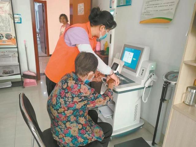 平罗县唐徕社区养老服务站为老年人进行免费健康体检