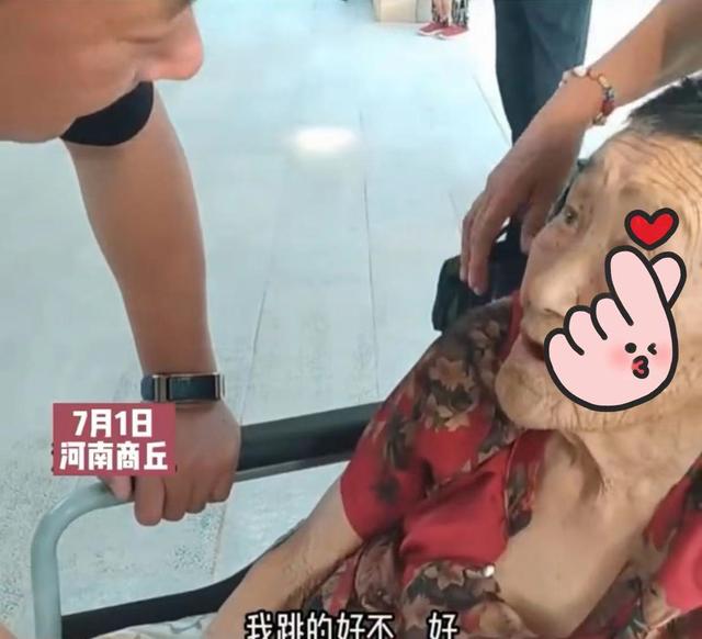 92岁的母亲瘫痪在床，儿子丢掉生意回家照顾，自学舞蹈逗母亲开心