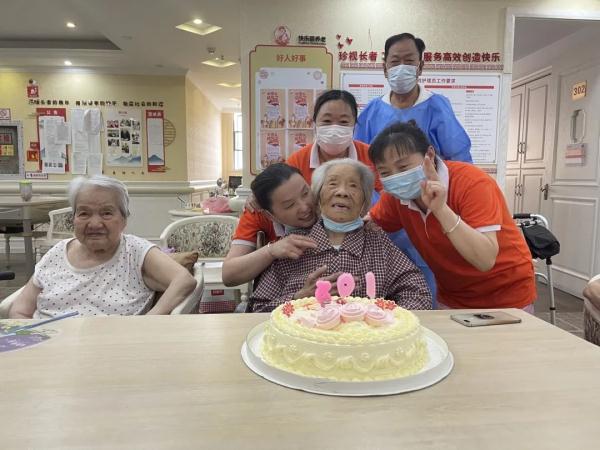 上海养老院恢复探视，73岁儿子为103岁妈妈过生日