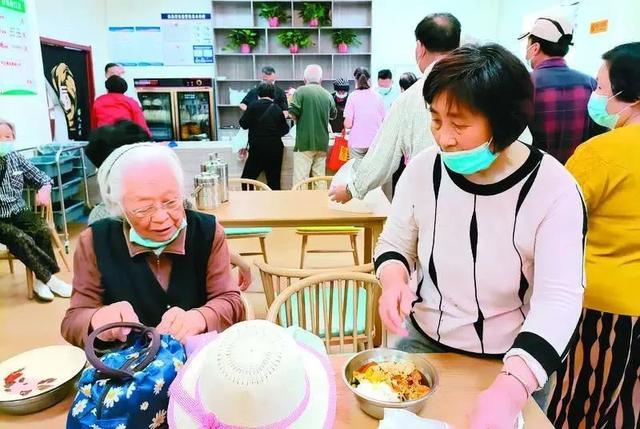 新城区“饭大爷”老年助餐服务：“一碗汤的距离”吃出“幸福味道”