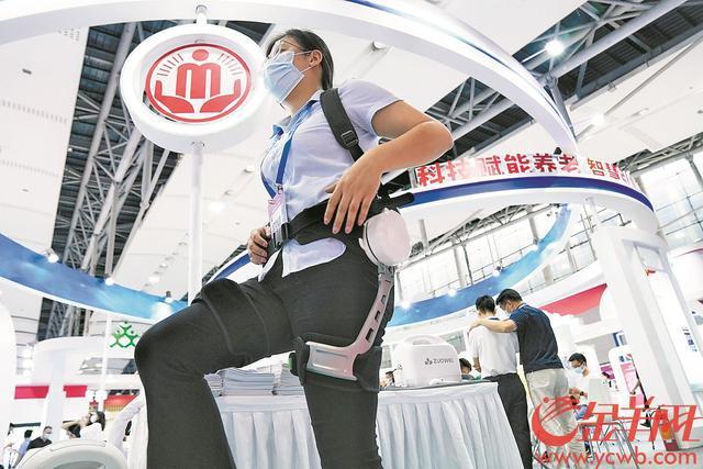 广州老博会开幕众多智慧养老产品亮相护理机器人“吸睛”