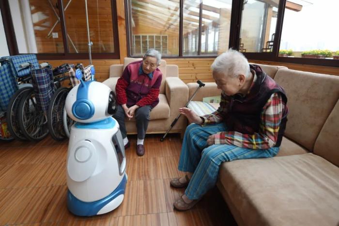 一位老人通过智能养老机器人“阿铁”体验与家属进行视频通话的功能。新华社记者 黄宗治 摄