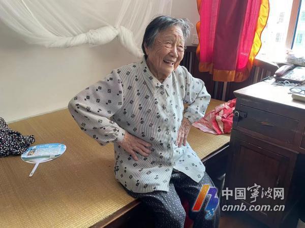 追剧运动两不误！宁波这位100岁老人活成少女模样