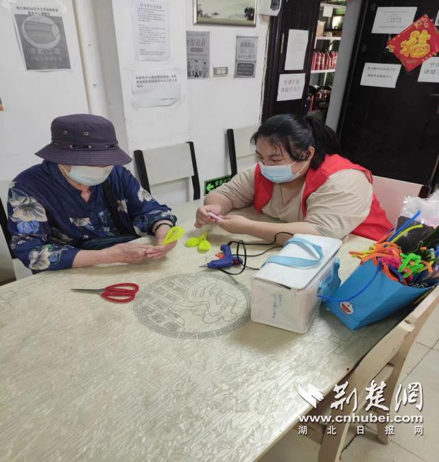 “养老”变“享老”——武昌电力新村社区开展花样手工活动，让助老服务“更近一步”