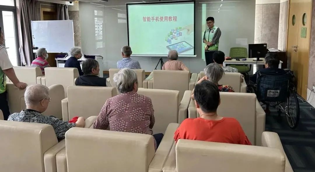 智能设备搬进养老院, 上海普陀区持续助力老年人乐享幸福数字生活