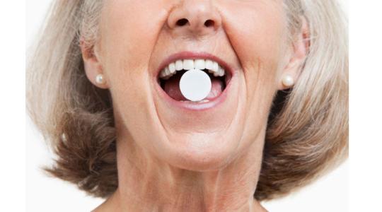 老人经常叩牙齿吞唾液可健康长寿
