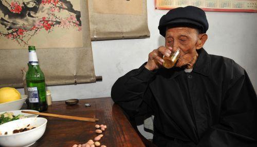 沧桑老头喝酒图片图片